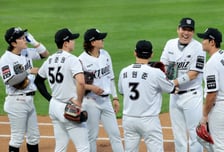 "진짜 단 한 명도 안 물어봐요" KS MVP 뜻밖의 고백... KT 후배들은 왜 '우승 선배' 찾지 않을까 "저만 잘하면 돼요"