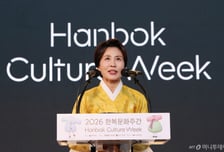 "입어보니 어떤가요?"…김혜경 여사, 단풍 물든 경복궁서 '한복 전도'