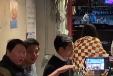 최태원, 이번엔 '힙지로'서 소주잔 들었다…직원들과 야장 회식 포착