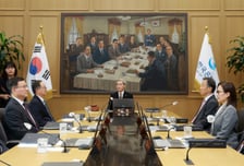 금리 인상 일단 멈춘 한국은행…기준금리 3% 동결(종합)
