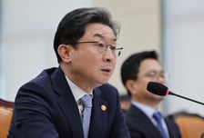 금융위원장 "가상자산 과세, 여러가지 상황 고려"…'유예' 무게