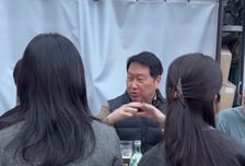힙지로로… 최태원, 격식 내려놓고 둘러앉아 소맥 '한잔'