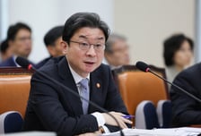 금융위원장 "스테이블코인 송금·결제, 디지털자산 입법 단계서 고민"