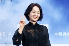'이혼' 배종옥, 30여년 홀로 키운 딸 시집 보냈다