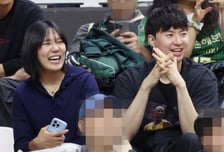 [포토] 이현중, 박지현과 꿀맛 직관