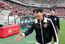"3년 내 우승 약속 지켰다" 김기동 매직... '골프 1%, 가족 1%'도 버린고 '축구 100%' 우승 비하인드 [상암 현장]