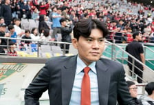 적장도 박수쳤다! 10년 한 푼 서울의 V7 대관식... 정경호 감독 "존경하는 김기동 감독 우승 축하, 리딩 구단 돼달라" [상암 현장]