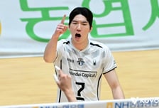 '37점 합작' 허수봉·레오·신호진 터졌다! 현대캐피탈, 한국전력에 3-1 역전승→대한항공과 챔프전 설욕전 성사 [KOVO컵 준결승 리뷰]