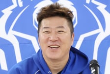 [포토] 최형우 '제가 떠나도 잘하네요 KIA'