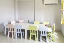 퇴사한 교사에..."프사 '여행 사진' 숨겨달라"는 어린이집 원장