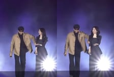 이렇게 친했어?...'새출발' 송혜교, 공유와 무대 위 장난
