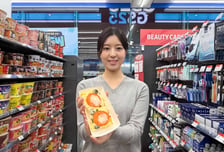 피자 토핑부터 초콜릿까지 입었다…편의점 휩쓴 '떡 디저트' 열풍