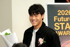 [포토] '미소가 아름다운 청년' 2026 퓨처스 스타대상 수상자인 축구 스타상 안주완
