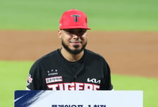 [포토] 데일리 MVP 카스트로, 알고 보니 미소천사