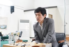 '바둑 전설' 이창호, 세계 최초 새 역사 썼다! 무려 2000승 금자탑... 입단 40년 2개월 만에 '위대한 업적'