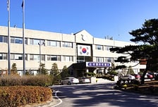 출소자 짐 나눠 들고 탈옥?...교도소 정문 나가도 제지 없었다