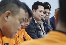 소방관 손잡은 장동혁…'소방 빨대' 논란에 "국비지원 늘리겠다"