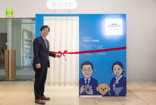 李대통령 부부와 스티커 사진…'잼프네컷 포토부스' 상설 운영 개시