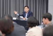 "주차·순찰도 로봇이 척척"…수원시 '피지컬 AI' 스마트도시 띄운다