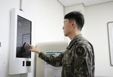 [현장+]"행정반 갈 필요 없어요"…지문으로 총기 꺼내고 AI 쓰는 육군