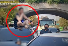 차 지붕 올라가 '횡설수설'...'약물 운전' 이 사람의 정체