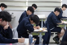 스마트안경 끼면 수능 3년간 못본다…형사 처벌 강화 추진