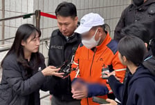 "인형인 줄"…주택가에 '미라화 시신' 유기한 남성 2명 구속기로