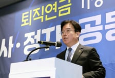 퇴직연금 '위험자산 70% 상한' 완화, 국민연금 참여도 검토…'쥐꼬리 수익률' 개선될까