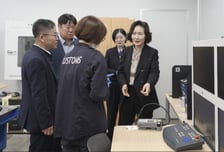관세청, 특송물품 악용 마약밀수 차단 강화…포장박스까지 파괴검사