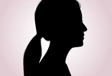 뺨 때려 고막 찢고 '좋은 엄마'로 TV에…유명 여배우 학폭 폭로