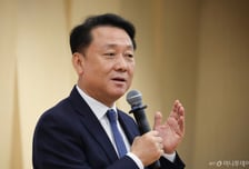 '하늘 나는 테슬라'로 문 연 내년 821조 예산심사…이광재가 던진 질문