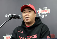 [포토]'지면 끝이기에 오늘 네일을 선발로 내세울 수 밖에' 이범호 감독