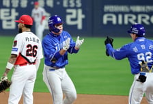 [포토]'2회초 안타로 출루한' 김영웅