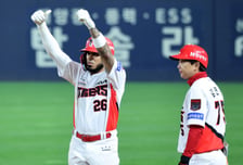 [포토] '7회말 동점타 터트린' 카스트로