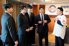 [포토] '선수들과 이야기 나누는' 신임 이동욱 롯데 감독
