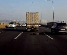 [더영상] 흉기가 된 휴대폰…도로에 알낳는 트럭…