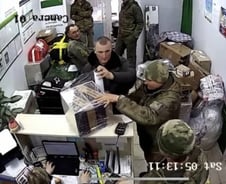 [더영상]약탈품 포장하는 러 군인들…봉쇄령 어긴 中남성 강제삭발