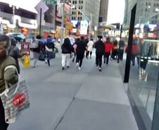 [더영상] 美 맨홀폭발에 필사의 질주…거동 불편한 할머니 도운 운전자