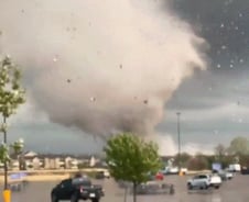 [더영상]건물 400채 무너트린 토네이도…벙커서 탈출한 우크라 민간인