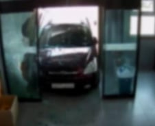 [더영상] 차 몰고 아내 식당 돌진한 남편...달리는 화물차서 떨어진 나무