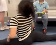 [더영상]中 지하철 꼬마 앞 '민망 댄스'…우크라 쇼핑몰에 러 미사일 '쾅'