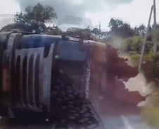 [더영상] 바퀴 터진 트럭에 SUV 날벼락…버스 들이받은 무단횡단 취객