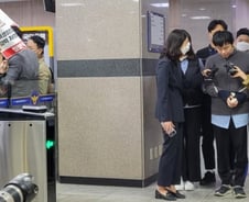 [더영상]스토킹살인범 "미친 짓"…여왕 조문가서 '퀸' 노래 구설