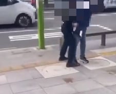 [더영상]수유역 폭행女, 아버지뻘에 니킥…"코로나 옮아" 쌀·계란 버린 中