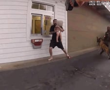 [더영상] 1살 아들 '인간 방패' 삼은 美 아빠…파리 달군 '스프레이' 드레스