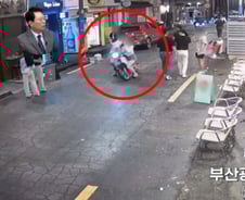 [더영상]오토바이 덮친 女, 되레 "합의금 달라"…초등생 스쿨존 '갑툭튀'