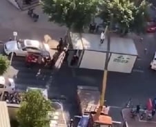 [더영상]혼자 넘어지고 고소한 자전거…벽에 '쿵', 차에 '쿵' 스파크