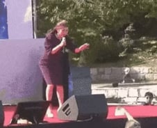 [더영상] 무대난입 팬, 당황한 송가인…英 찰스3세 '달걀 테러'