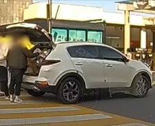 [더영상]휴게소에 '쓰레기 폭탄' 투척 청년들…청소부 무릎 꿇린 中부부