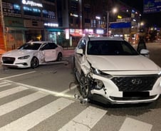 [더영상] 2차선서 노깜빡이·유턴한 車에 '쾅'…美해안거리 뒤덮은 거품